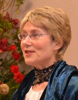 <span class="mw-page-title-main">Avenal McKinnon</span> New Zealand art historian (1949–2021)