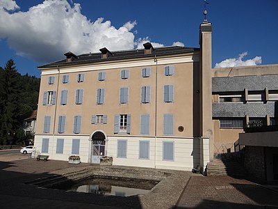 Le bassin des Ladres devant l'hôpital Saint-Louis.