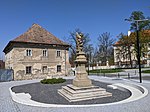 Březno (u Mladé Boleslavi) - náměstí se sochou sv. Floriána a farou čp. 20.jpg