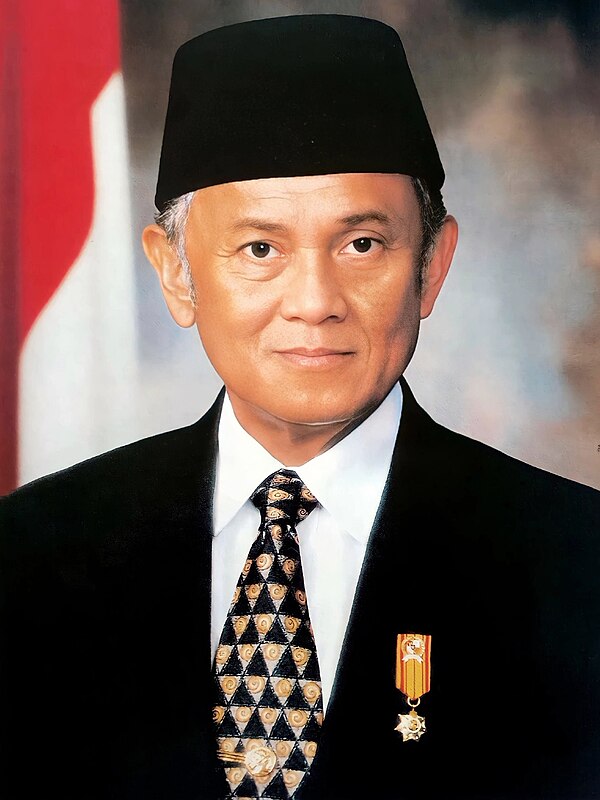 Habibie's official vice-presidential portrait, BRI 2nd Class featured.