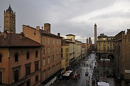 BO - Turnurile Asinelli și Garisenda - văzute de la o fereastră a colecțiilor municipale de artă - Palazzo d'Accursio.jpg