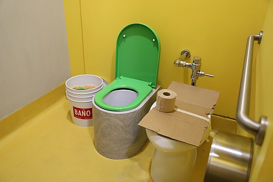 Baño seco de la casa — Low-tech Lab