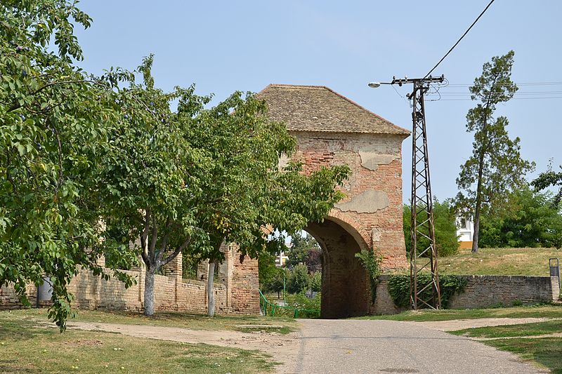 File:Bač (Bács) - gate.jpg