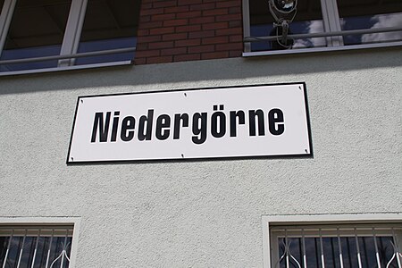 Bahnhofsschild Niedergoerne