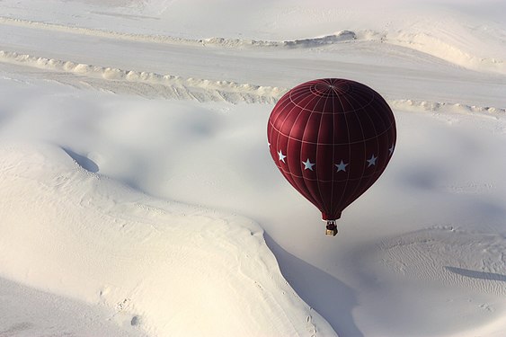 "Balloon_Rally_White_Sands_NM.jpg" by User:Ybratcher