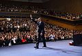 Americký prezident Barack Obama mává studentům po projevu, březen 2013