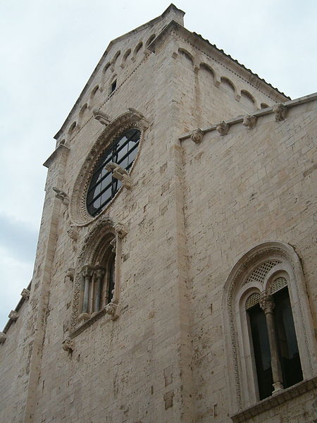 File:Barletta cattedrale apr06 03.jpg