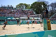 Deutsch: Beachvolleyball bei den Olympischen Jugendspielen 2018; Tag 11, 17. Oktober 2018; Jungen, Spiel um Platz 3 – Argentinien-Ungarn 2:0 (21–15/21–15) English: Beach volleyball at the 2018 Summer Youth Olympics at 17 October 2018 – Bronze Medal Match – Argentina-Hungary 2:0 (21–15/21–15)