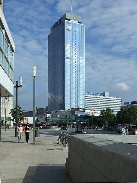 File:Berlín, Mitte, výšková budova na Alexanderplatz.jpg