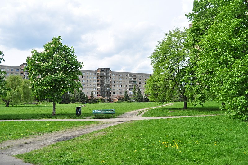 File:Berlin-Prenzlauer Berg - Ernst-Thälmann-Park 01.jpg