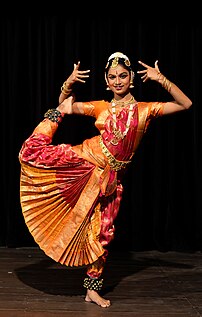 Danseuse de bharata natyam. (définition réelle 1 500 × 2 357)