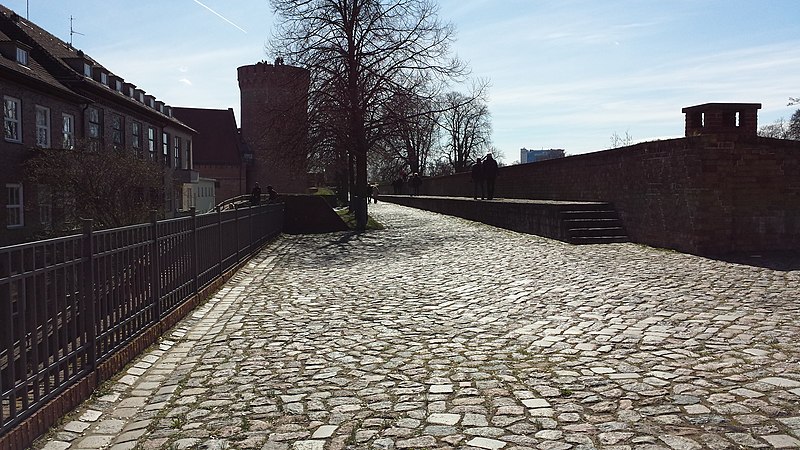 File:Blick zum Juliusturm 28.3.2016 - panoramio.jpg