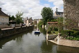 Bonneval, des fossés remplis d'eau du Loir enserrent la ville.