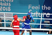 Deutsch: Boxen bei den Olympischen Jugendspielen 2018 Tag 12, 18. Oktober 2018 - Finale Leichtgewicht Mädchen – Junioren-Weltmeisterin und dreifache Juniorinnen-Europameisterin Caroline Sara DuBois (Großbritannien, blau) schlägt Juniorinnen-Asienmeisterin Porntip Buapa (Thailand, rot). English: Boxing at the 2018 Summer Youth Olympics on 18 October 2018 – Girls' lightweight Gold Medal Bout – Caroline Sara DuBois (Grat Britain, blue) wins over Porntip Buapa (Thailand, red). Español: Boxeo en los Juegos Olímpicos Juveniles de Verano de 2018 en 18 de octubre de 2018 - Combate de medalla de oro de peso ligero para niñas - Caroline Sara DuBois (Gran Bretaña, azul ) gana sobre Porntip Buapa (Tailandia, rojo).