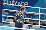 Deutsch: Boxen bei den Olympischen Jugendspielen 2018 Tag 12, 18. Oktober 2018 - Medaillenzeremonie im Leichtgewicht der Mädchen - Gold: Caroline Sara DuBois (Großbritannien), Silber: Porntip Buapa (Thailand), Bronze: Oriana Saputo (Argentinien); Medaillenübergabe durch Habu Gumel (IOC, Nigeria), Geschenkübergabe durch Raymond Silvas (USA, AIBA). English: Boxing at the 2018 Summer Youth Olympics on 18 October 2018 – Girl's Lightweight Medal Ceremony - Gold: Caroline Sara DuBois (Great Britain), Silver: Porntip Buapa (Thailand), Bronze: Oriana Saputo (Argentina); Medal handover by Habu Gumel (IOC, Nigeria), Gift presented by Raymond Silvas (USA, AIBA). Español: Boxeo en los Juegos Olímpicos Juveniles de Verano de 2018 en 18 de octubre de 2018 - Ceremonia de la Medalla de peso ligero para niñas - Oro: Caroline Sara DuBois (Gran Bretaña), Plata: Porntip Buapa (Thailand), Bronce: Oriana Saputo (Argentina); Entrega de medallas por Habu Gumel (COI, Nigeria), Regalo presentado por Raymond Silvas (EE. UU., AIBA).