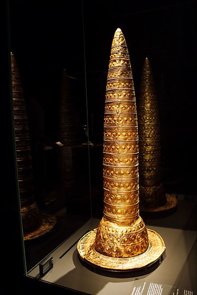 File:Bronze age astronomical calendar, details are on http-en.wikipedia.org-wiki-Golden hat (7751350890).jpg