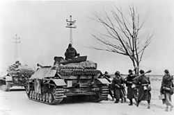 Німецька піхота під прикриттям винищувача танків Jagdpanzer IV на марші під час битви за Будапешт