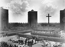 タンネンベルク戦勝記念碑で行われたヒンデンブルク大統領の追悼式典(1934)