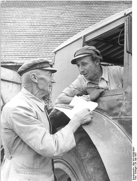 File:Bundesarchiv Bild 183-47088-0001, Hirschfeld, Bauern im Gespräch.jpg