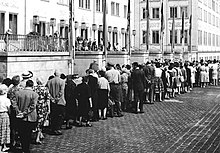 Schlangen vor der Neuen Oper. Die Einwohner Leipzigs nahmen am 2. August 1962 Abschied von Franz Konwitschny. (Quelle: Wikimedia)