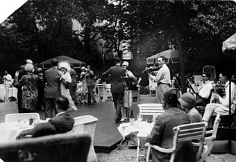 Bundesarchiv Bild 183-K0623-0502-001, Berlin, Tanztee im "Esplanade".jpg