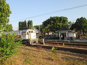 CC 204 03 06 berdinas menarik kereta api Senja Utama Solo memasuki Stasiun Lempuyangan.