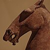 Potret dari dekat sebuah kuda keramik Dinasti Han
