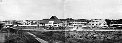 COLLECTIE TROPENMUSEUM Panorama van het magazijn met kantoor van de Staatsspoorwegen (S.S.) te Bandung Java TMnr 10002622.jpg