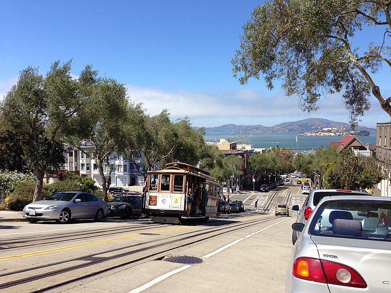 File:Cable car on Hyde Street.jpg