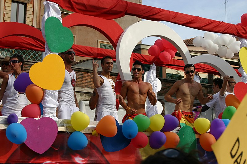 File:Carro Arcigay MI - Gay Pride nazionale di Roma 16-6-2007 - Foto Giovanni Dall'Orto 2.jpg