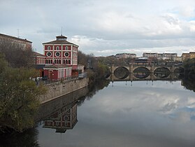 Paseo de la casa de las Ciencias y el puente de Piedra a continuación