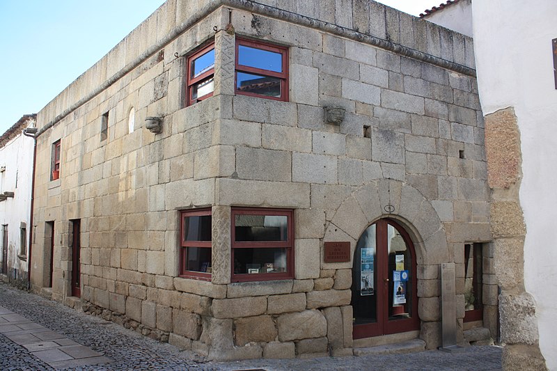 File:Casa de ls Cachorros Zambargonhados - Miranda de l Douro - 02.jpg