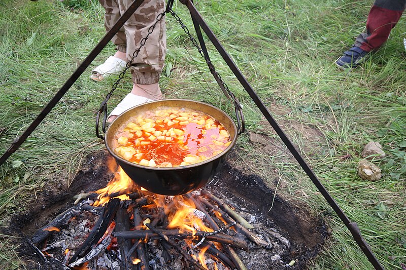 File:Caultron with goulash at Tripod near Kouty, Třebíč District.jpg