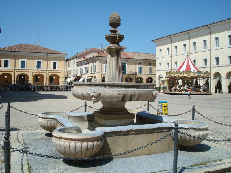 File:Cervia-piazza Garibaldi.JPG