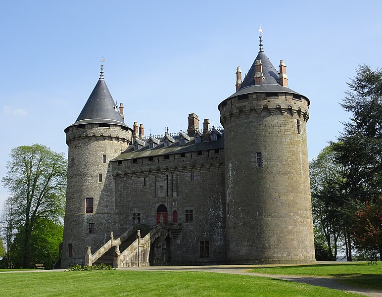 File:Château de Combourg - Façade de l'entrée.jpg