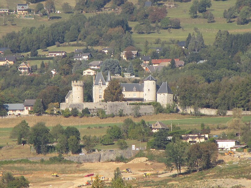 File:Château de la Bâtie - Barby, 2016.jpg