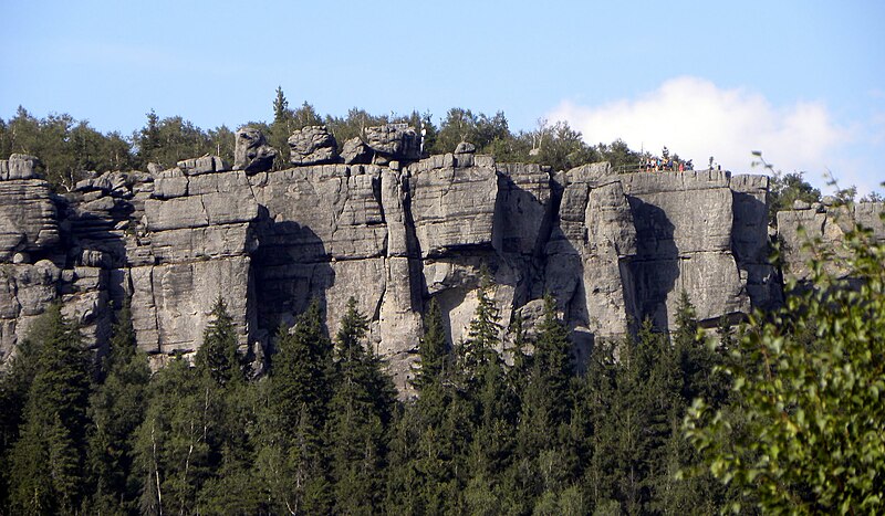 File:Cliff - Panoramio 124022518.jpg