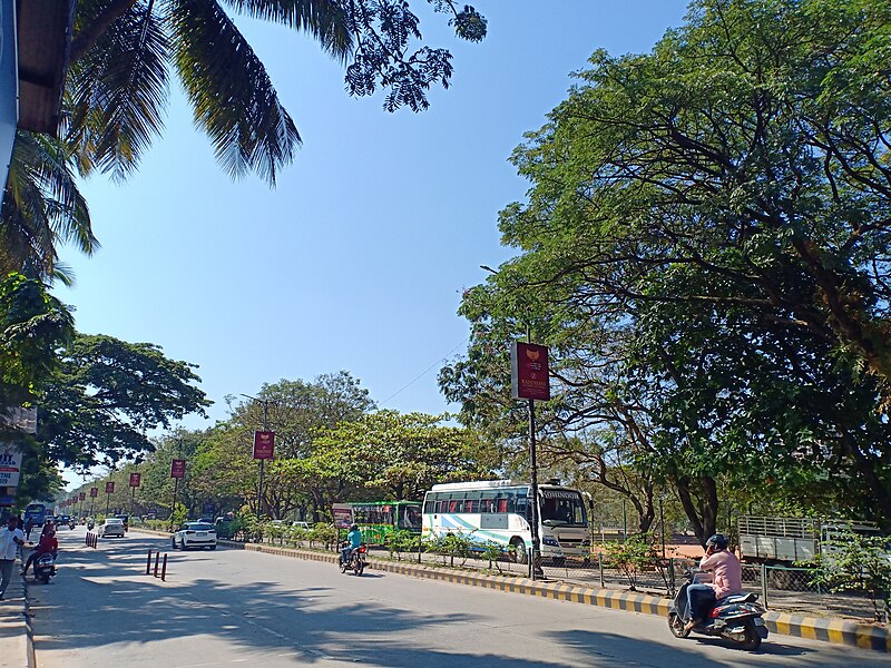 File:Clock Tower to Nehru Maidan Road in Mangalore - 2.jpg