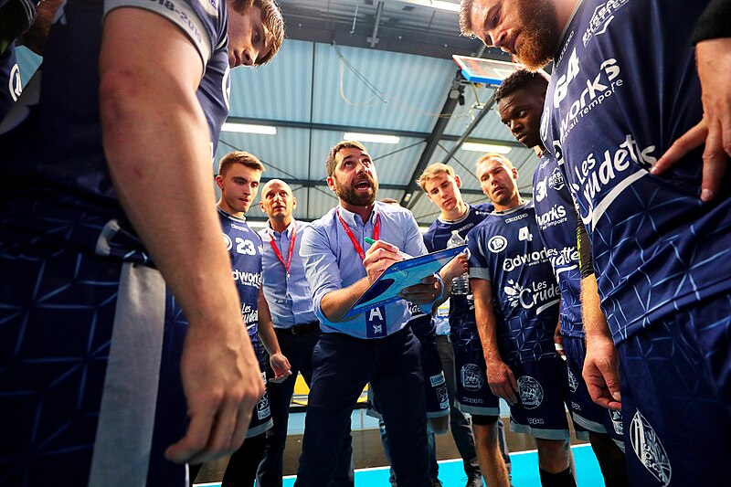 File:Coaching avant match.jpg