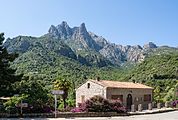 English: The rock formation of the Tre Signore can be seen from the village of Porto (Corsica). The highest peak has an elevation of 1146 meters abive sea level Deutsch: The Felsformation der E Tre Signore befindet sich oberhalb des Dorfes Porto auf Korsika. Die höchste der drei Spitzen hat eine Seehöhe von 1146 Metern.