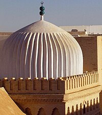 Photographie de la coupole côtelée du porche de Bab al-Gharbi. Sa calotte blanche est ornée extérieurement de cinquante-trois côtes saillantes.