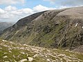 Blick aus dem Sattel auf die felsdurchsetzte steile Nordseite des Beinn Bhrotain