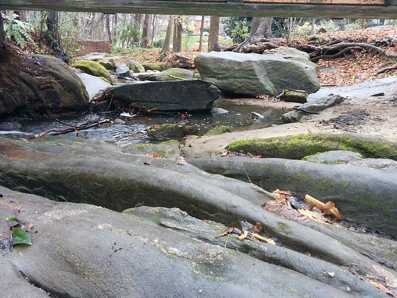 File:Creek rocks at Fallon Park in Raleigh, North Carolina.jpg