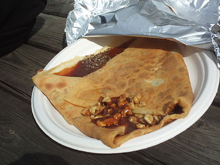 Crêpe with caramel and nuts