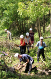 Défrichement des fossés par des bénévoles.