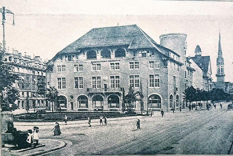 File:Dělnický dům v Curychu, odkud konal se pohřeb Bebelův (1913).jpg