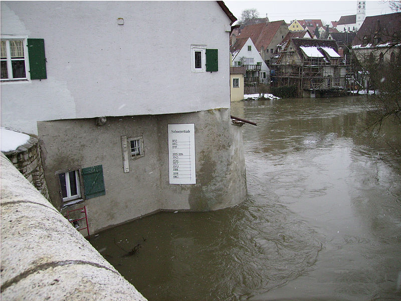 File:D-7-79-155-6 Harburg Auf-der-Bruecke-1 Hochwassermarken-Sockelgeschoss bei Hochwasser-09-12-2010.JPG