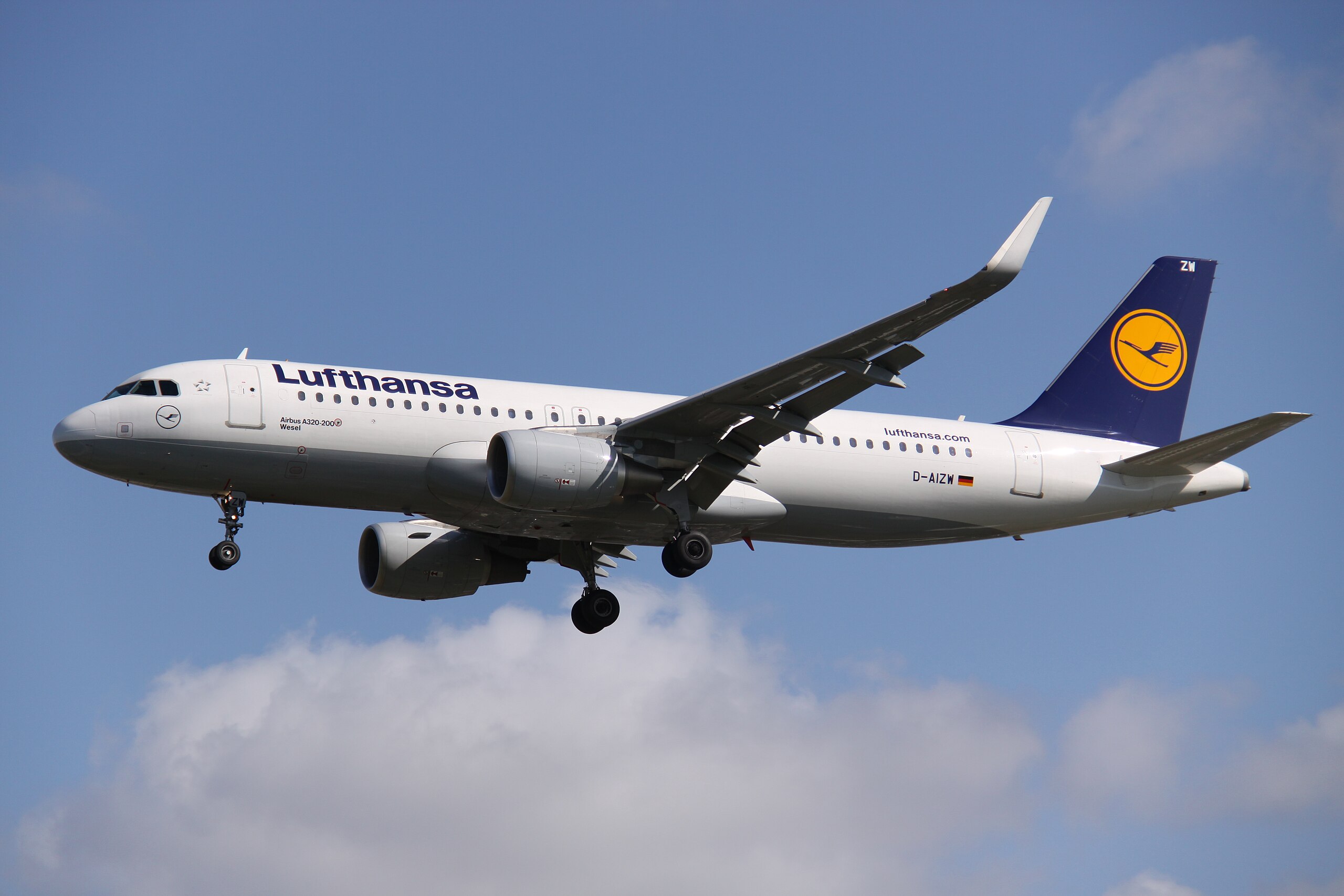 File:D-AIZW Airbus A320SL Lufthansa (13895029054).jpg - Wikipedia