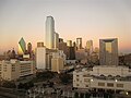 Conturul clădirilor înalte (skyline) ale orașului Dallas, statul american Texas, la apus