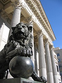 Una de las estatuas de leones de bronce en el exterior del Palacio de las Cortes de España